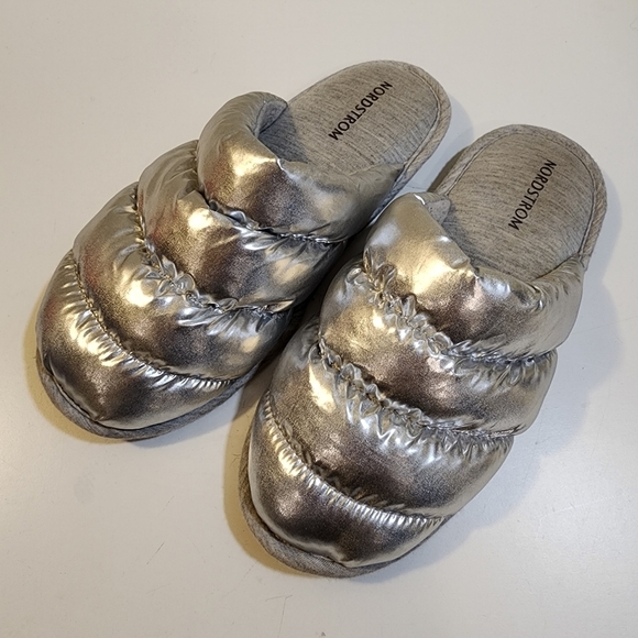 Nordstron Metalic Silver Puffer slippers size 7-8 - Picture 7 of 9